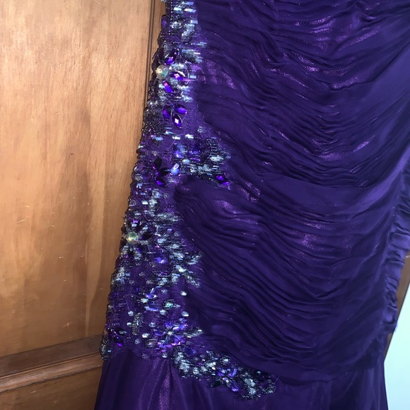 LA Merchandises size US 8 dark purple gown. - Picture 4 of 6